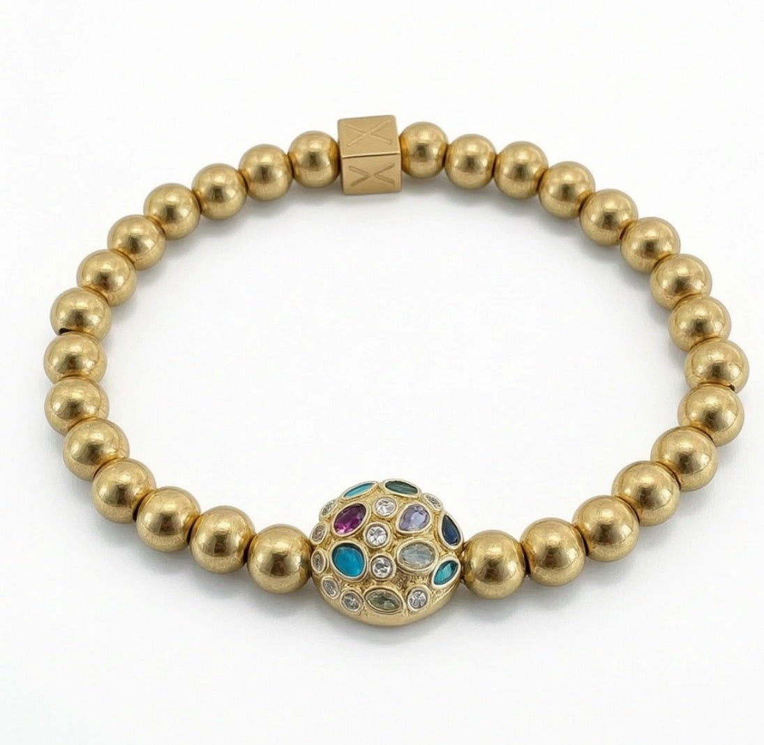 Elegant beaded bracelet from the Timeless Collection - Coloris Aurea Essentia featuring gold-tone spheres and a central multicolored gemstone bead with intricate detailing.