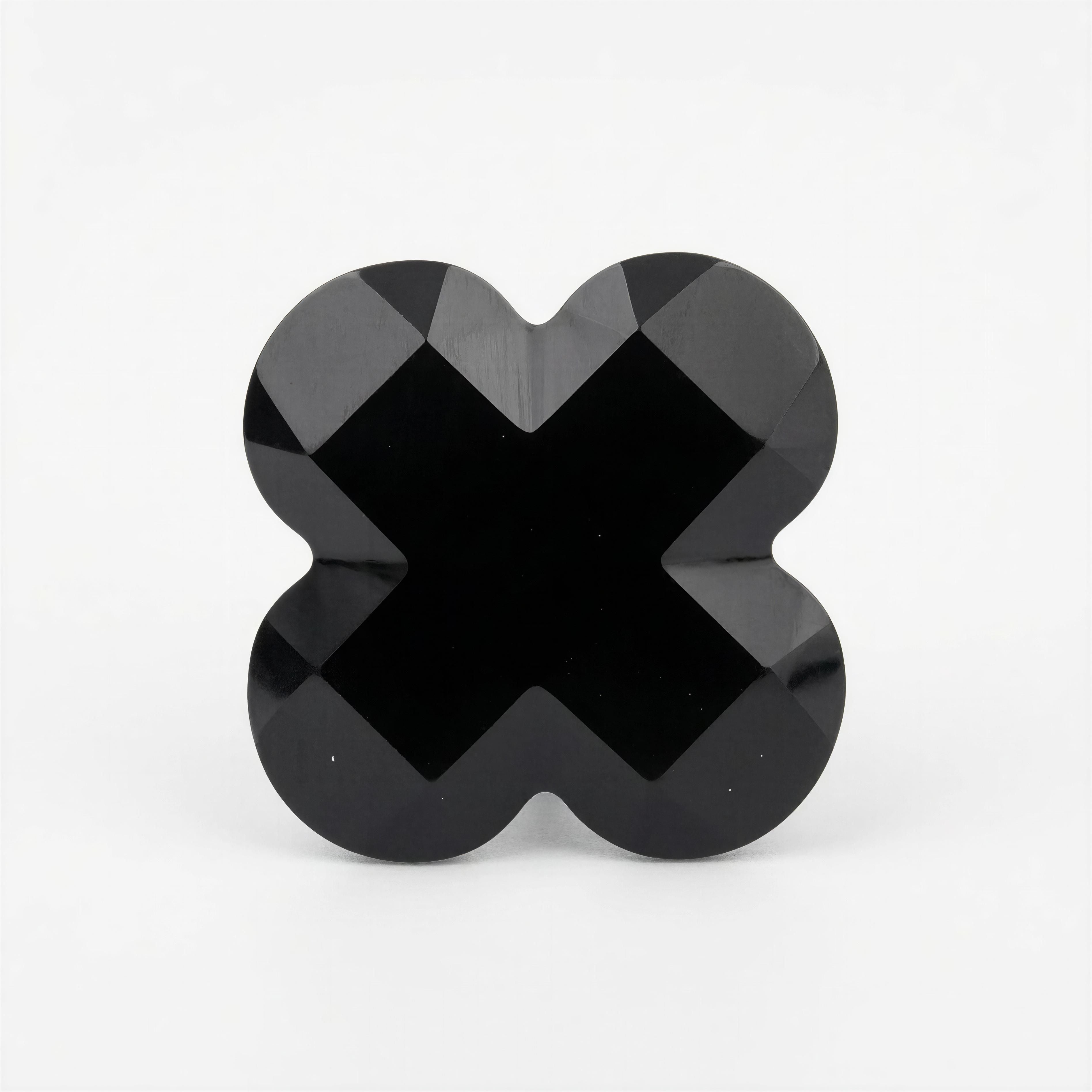Black faceted luxury bead shaped like a four-leaf clover, showcasing sleek craftsmanship in the XX ÉLÉGANCE - Noir Fortuna collection.